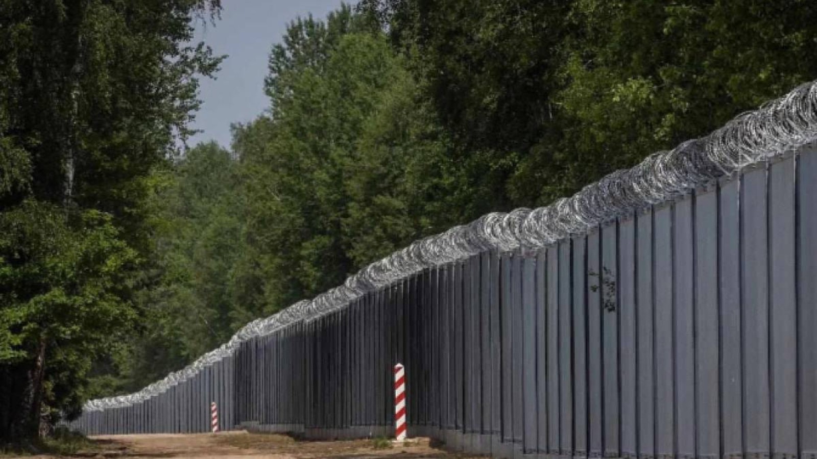 Польша билігі Беларусьпен шекараны болат темірмен қоршап алды.