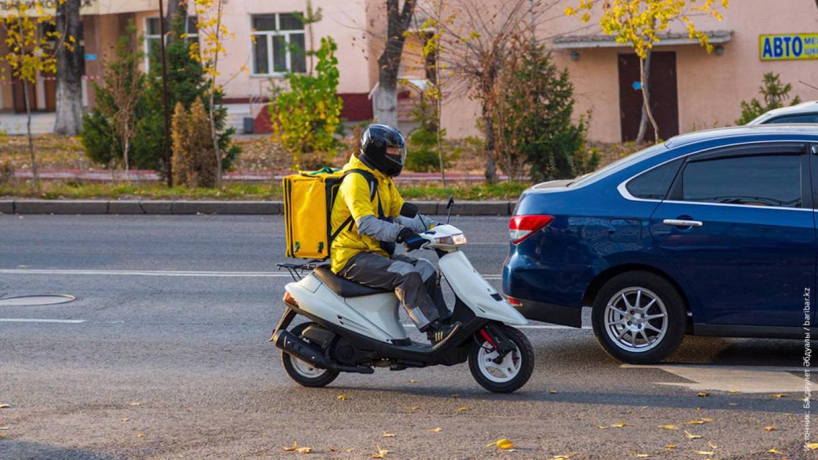 Мопед жүргізушілері жол қозғалысының толыққанды қатысушыларымен теңестіріледі.