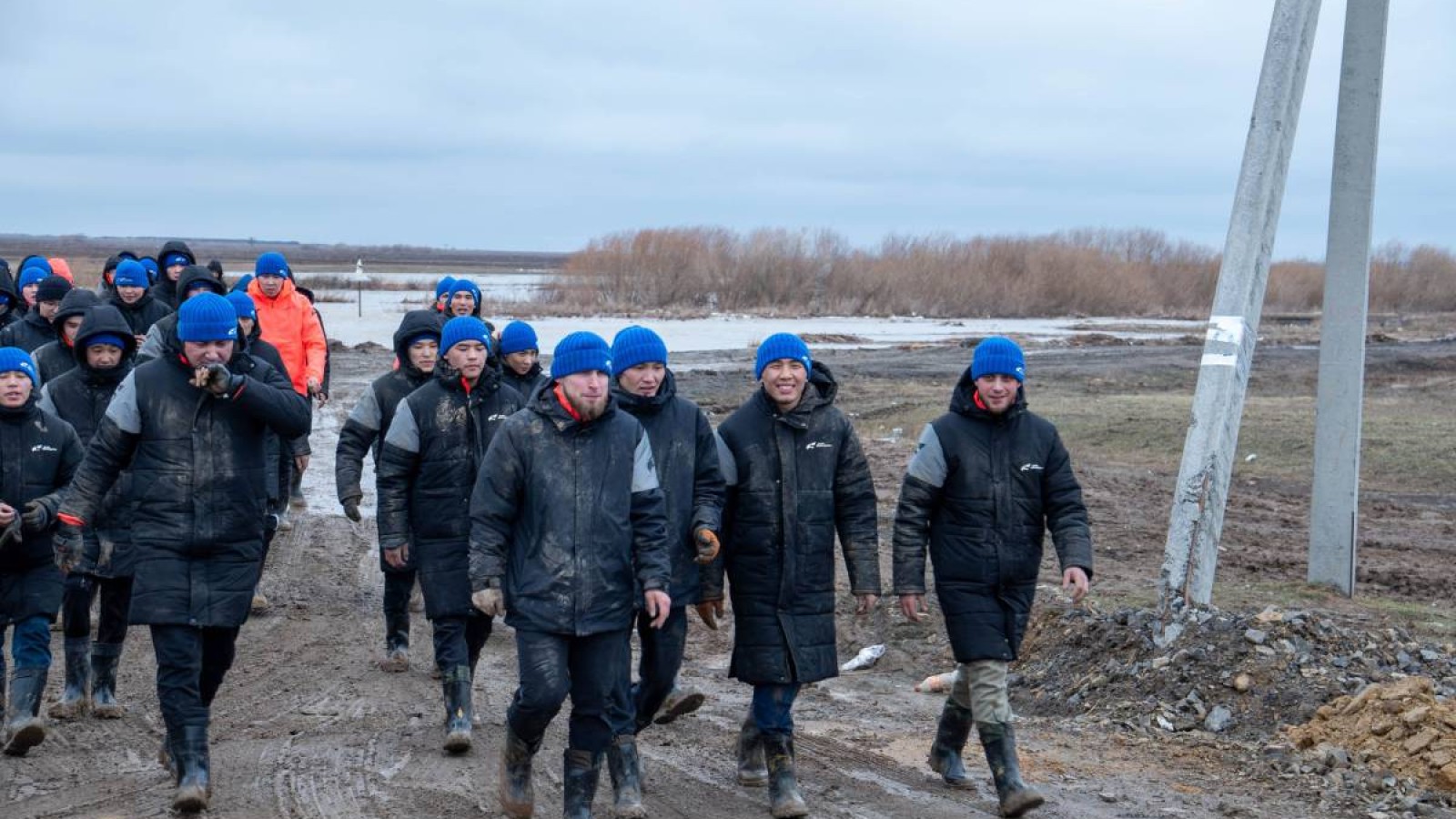 «Дала Қырандары» жастар қоғамдық бірлестігі Жібек Жолы ауылының тұрғындарына көмекке келді.