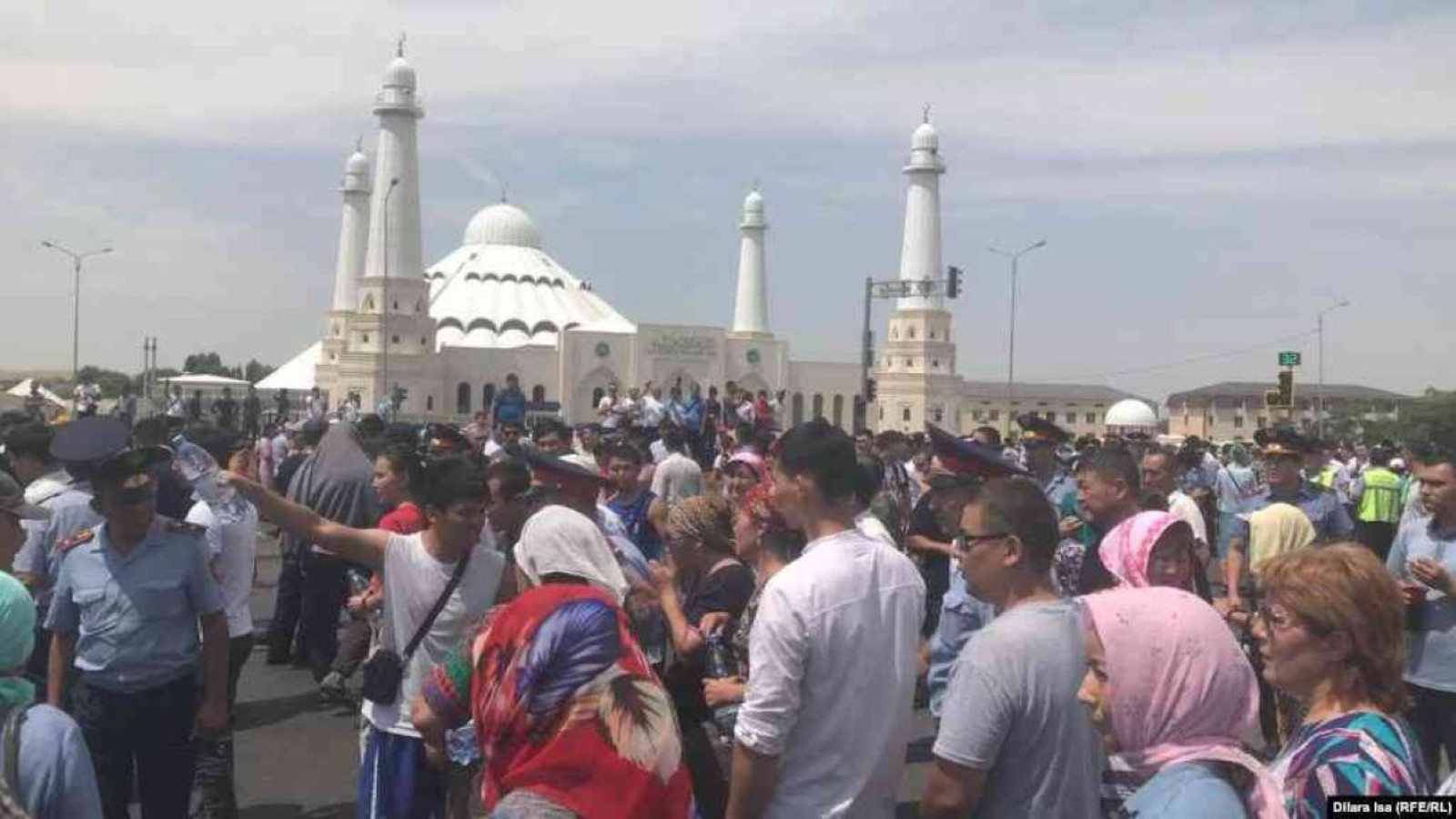 Арыс тұрғындары наразылық көрсетіп жатыр.