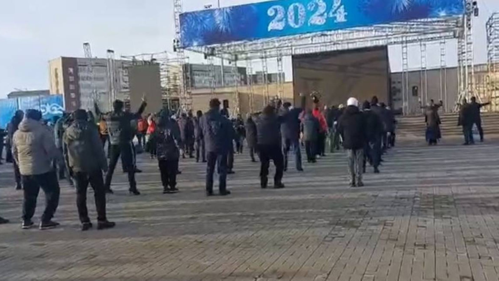 Әкімдік жұмысшыларды сенбі күндері жаттығу жасауға мәжбүрлеген.