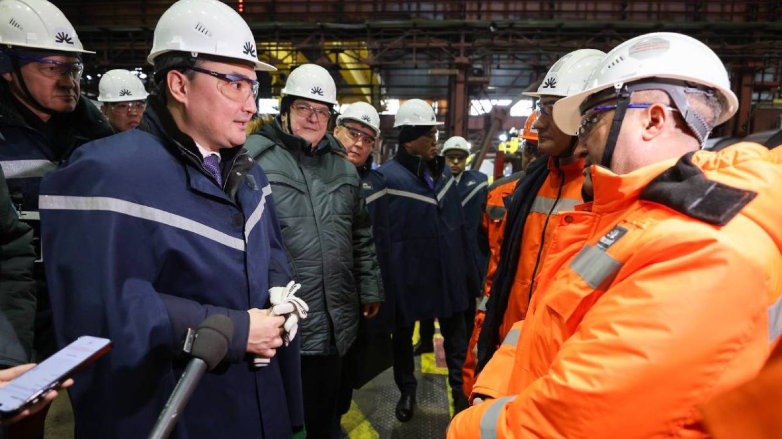 Олжас Бектенов Qarmet металлургиялық комбинатының өндірістік цехтарына барды.