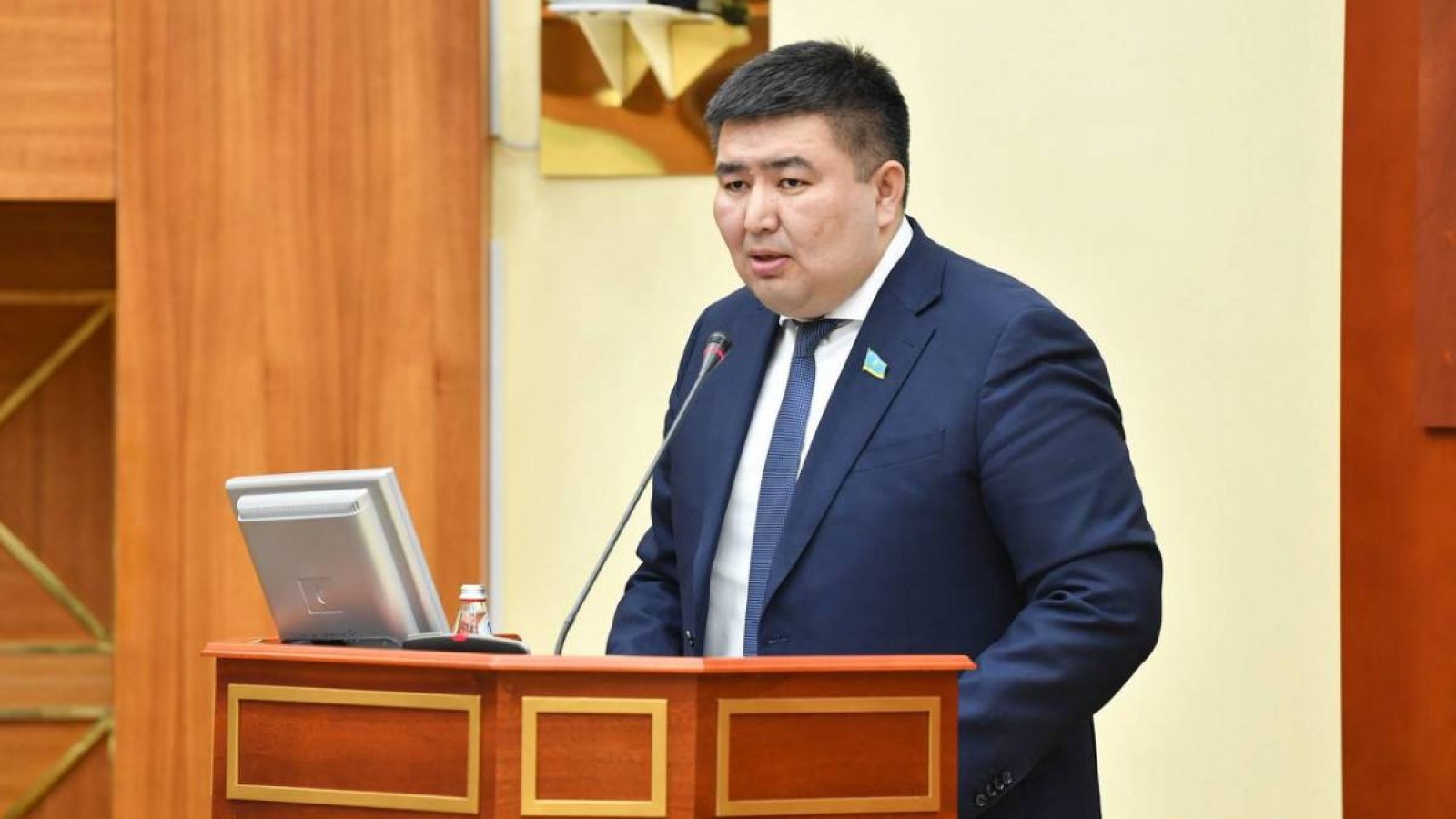 Бектеновтың басқарушылық тәжірибесі ел экономикасын нығайтуға бағытталған.