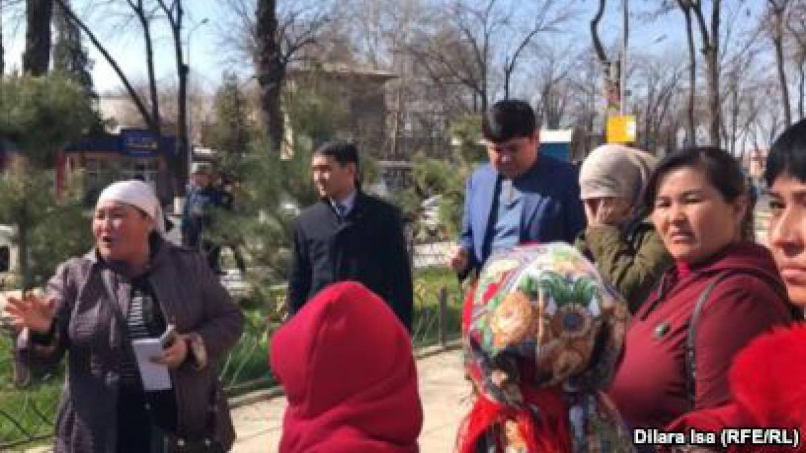 Көп балалы аналар: Бір сағаттың ішінде әкім келмесе көшені жабамыз.