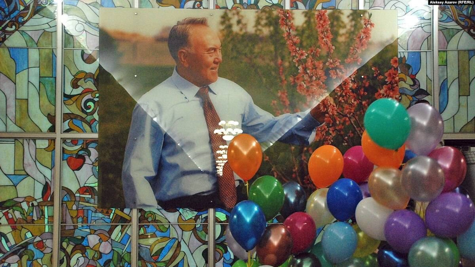 Назарбаевтың портреті Алматы метросының қабырғасынан алынды.