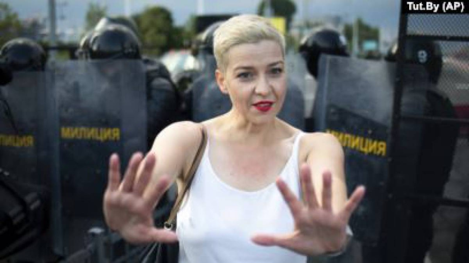 Колесникова төлқұжатын жыртып елде қалды.