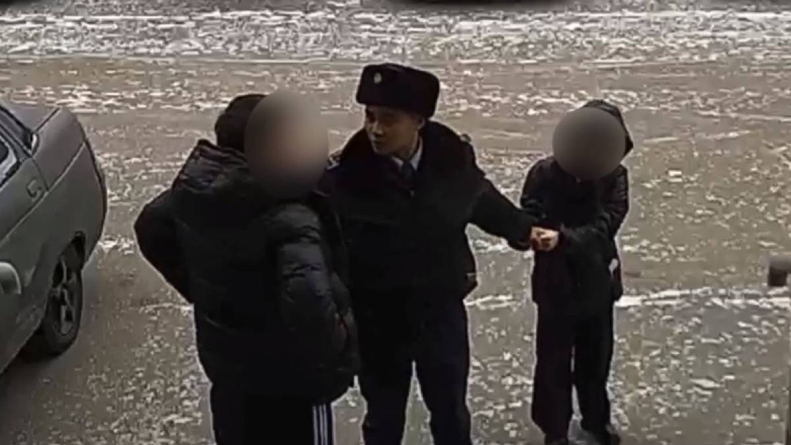 Семейде учаскелік полицей кішкентай қызды мас адамнан құтқарып қалды.