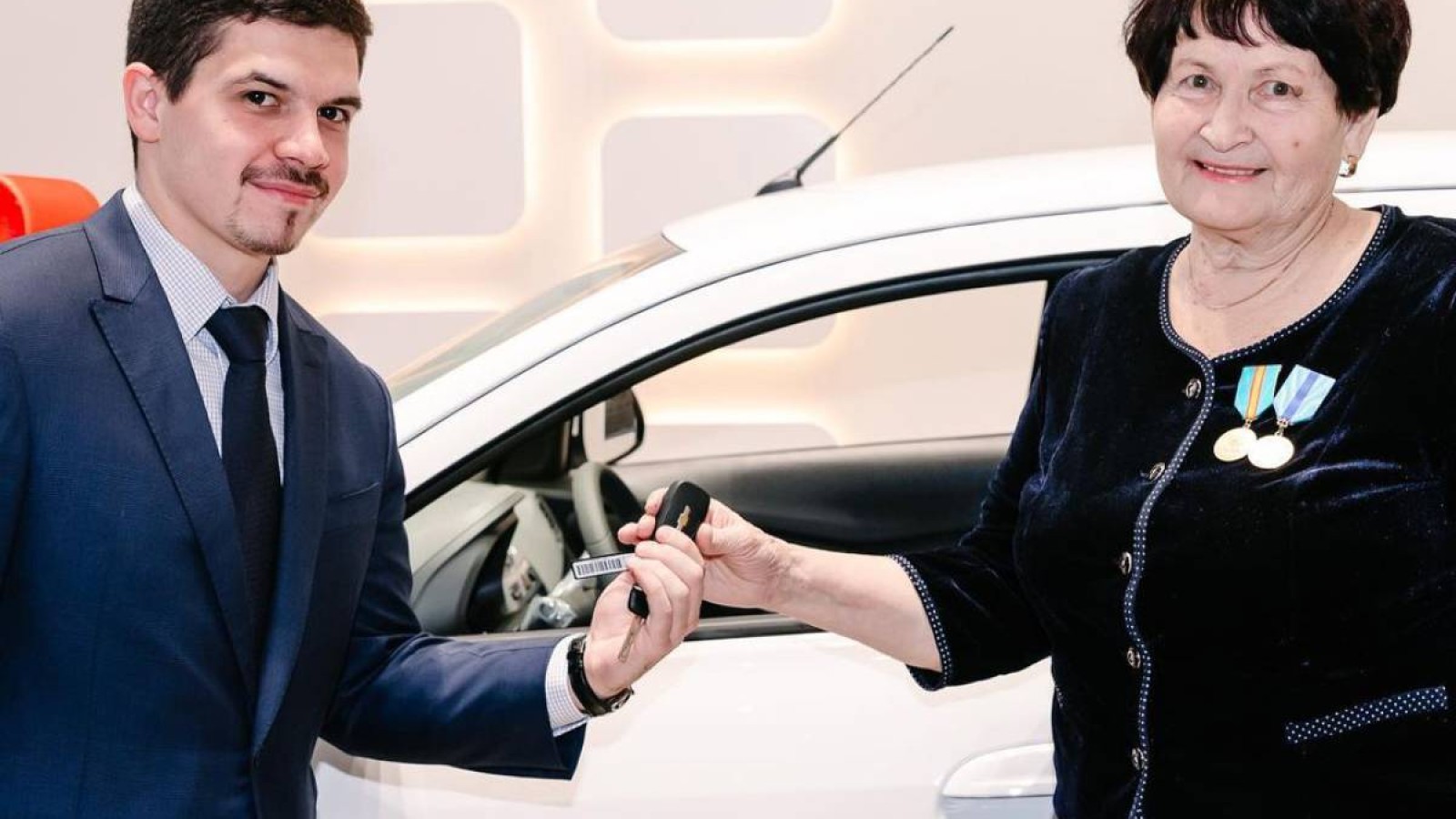 Ардагерлер кеңесіне жаңа Chevrolet Cobalt сыйлады.