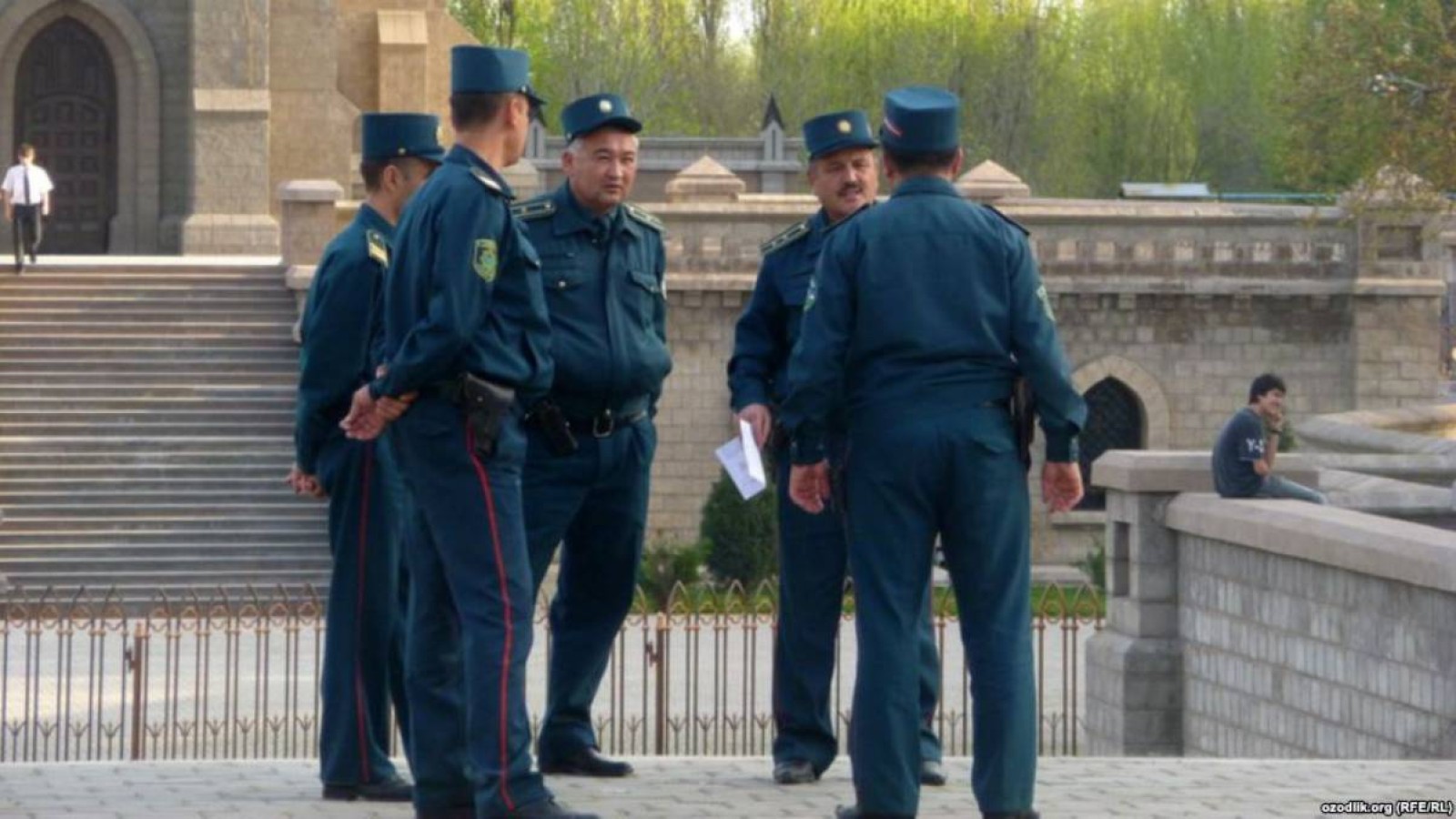 Өзбекстан: Милиционерлер Құран ұстап пара алмауға ант берген.