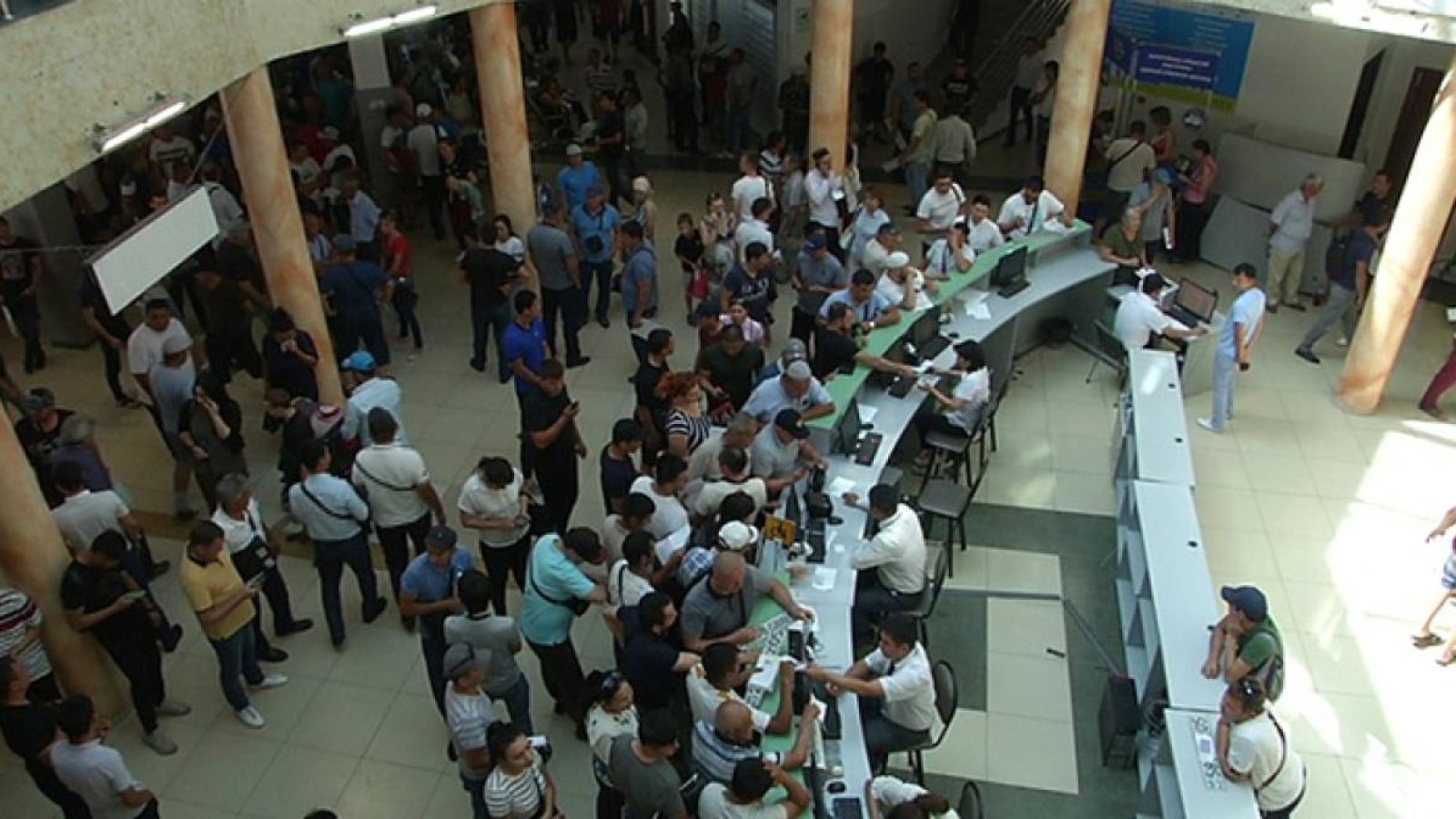 ХҚКО қызметкерлері шетелдік көліктерді заңсыз тіркеген.