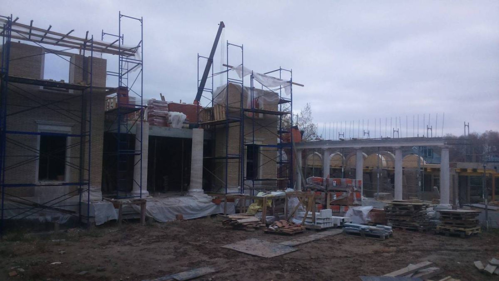 Құрылыс компаниясы Алматыда коттедждердің заңсыз құрылысына қатысты сынға жауап берді.