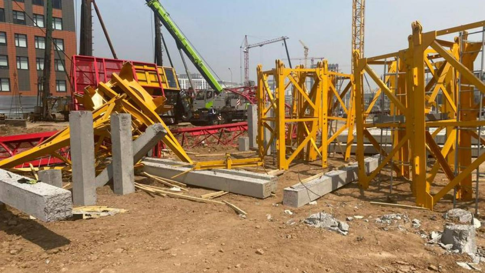 Астанада кран құлап, бір адам зардап шекті.