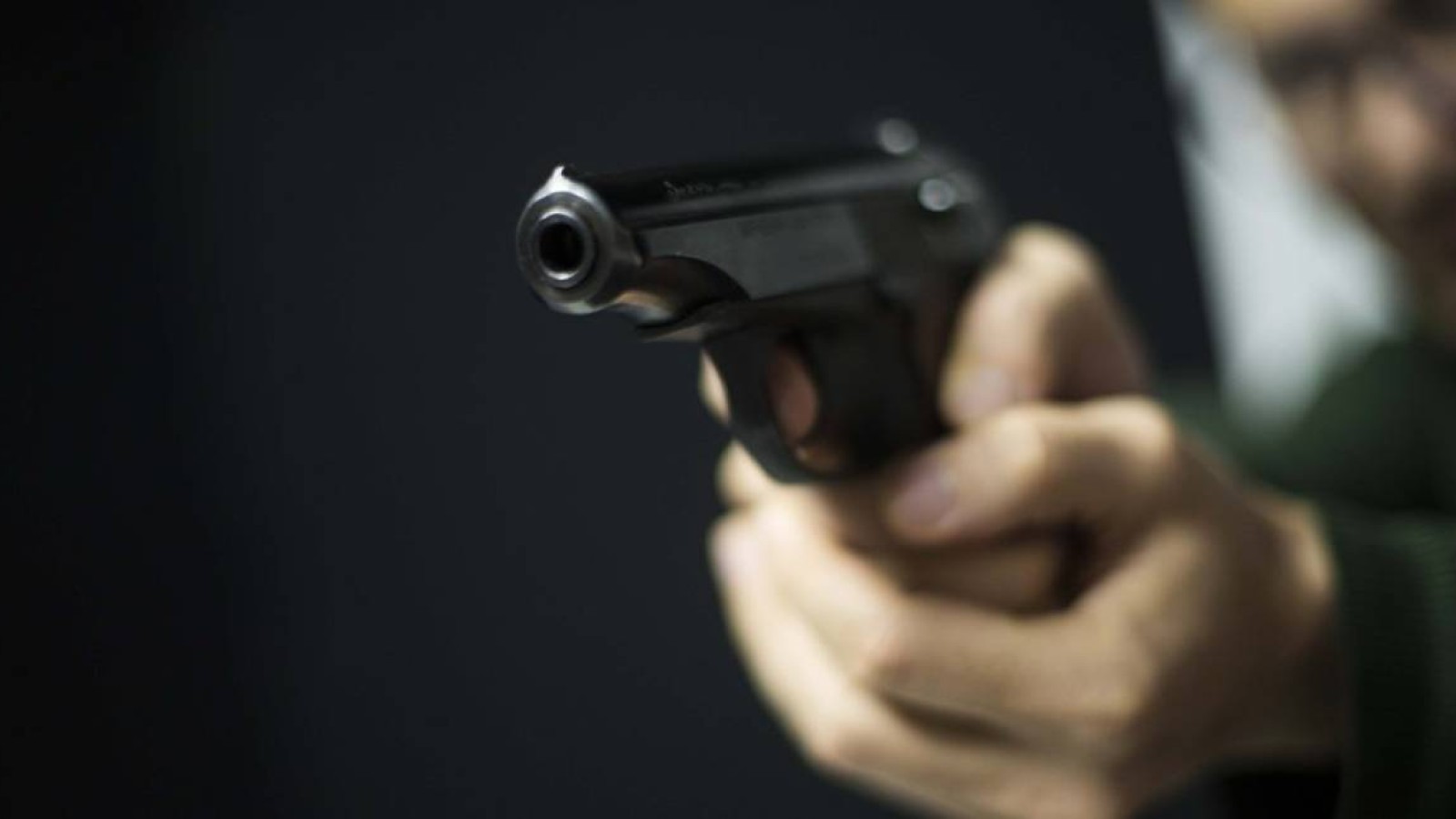 Алматыда мопед жүргізушісі автобусқа оқ атты.