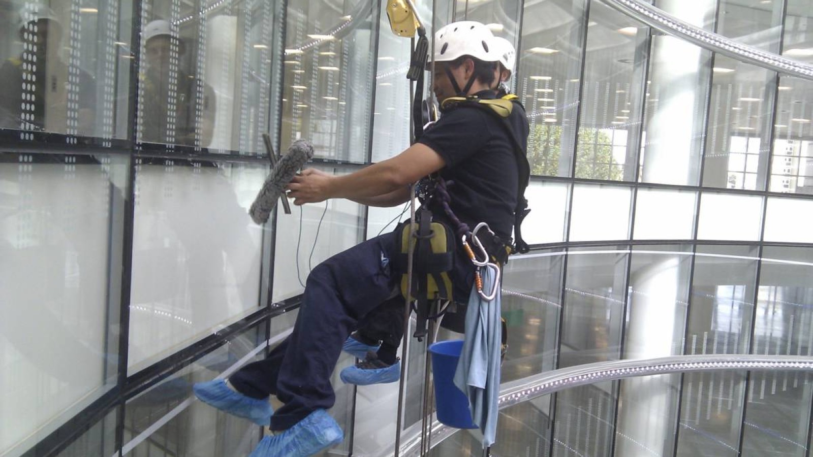 Астанада терезе жуушы биіктен құлап, мерт болды.