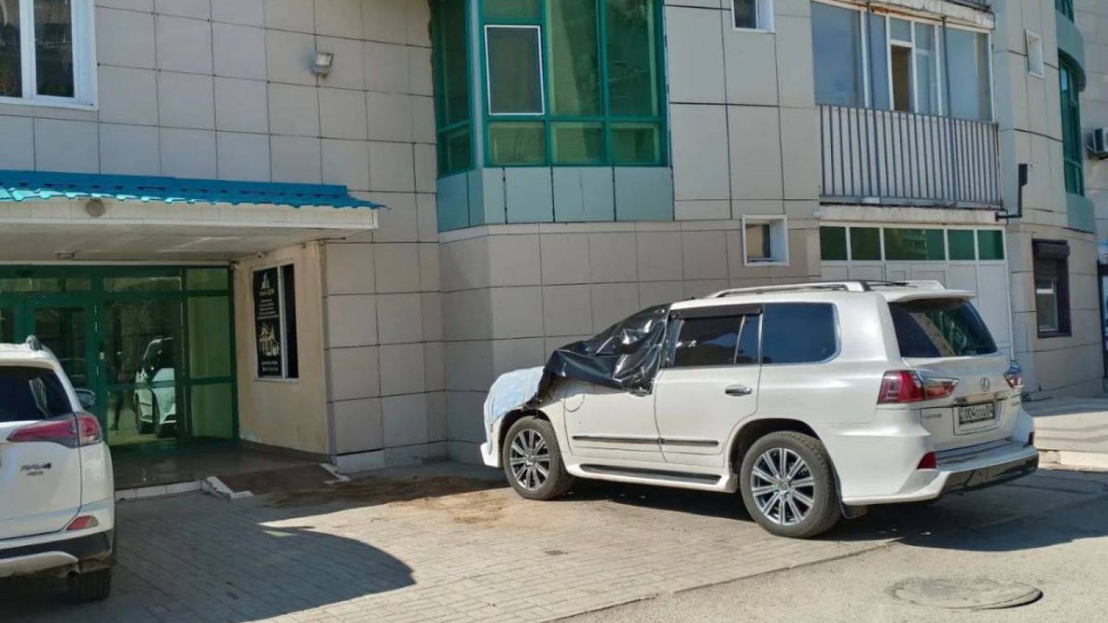 Ақтөбеде тұрғын үйдің жанынан екі адамның мәйіті табылды.