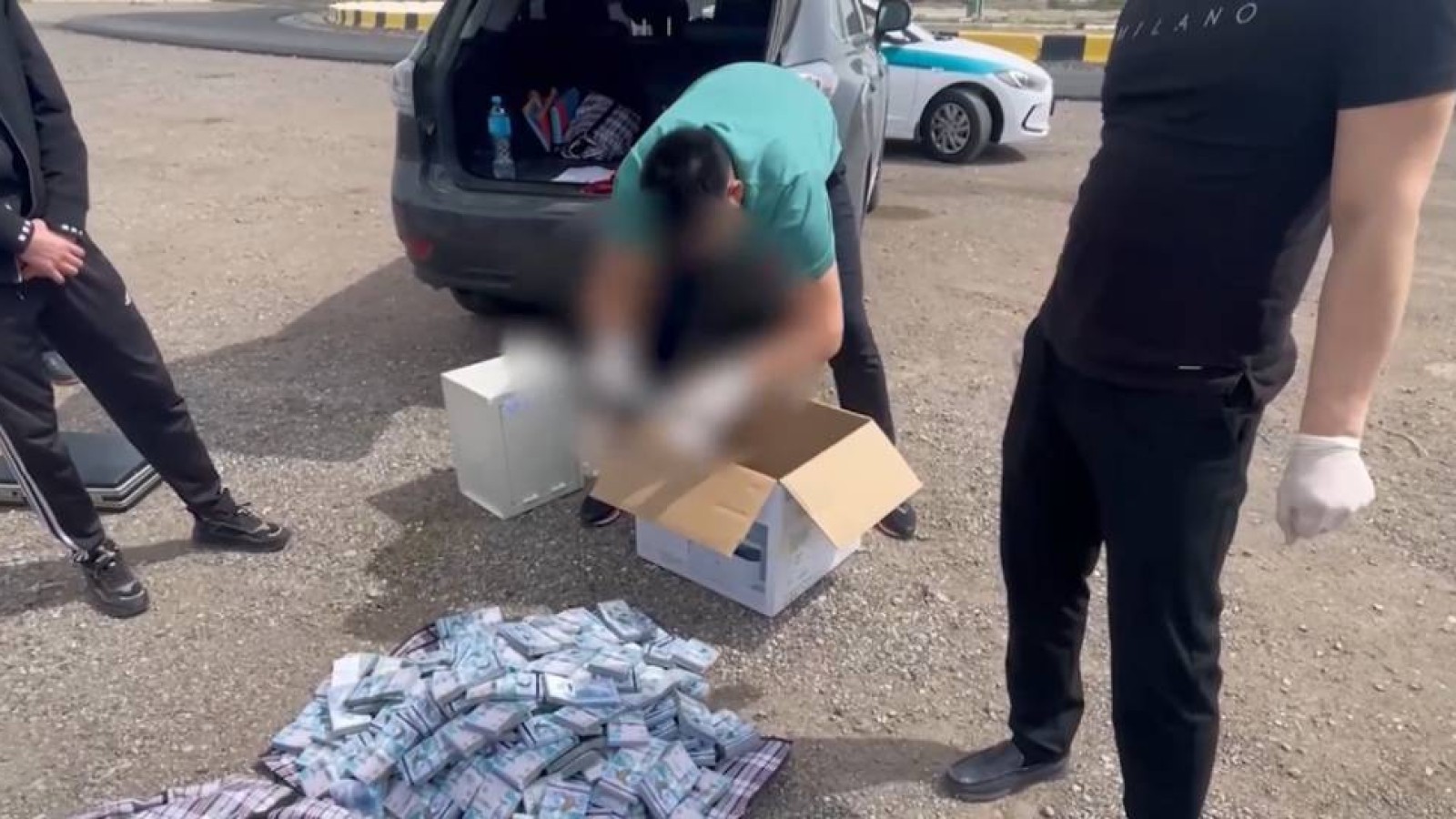 Талдықорғанда білім бөлімінің қызметкерлері миллиардтаған ұрлық ақшамен ұсталды.