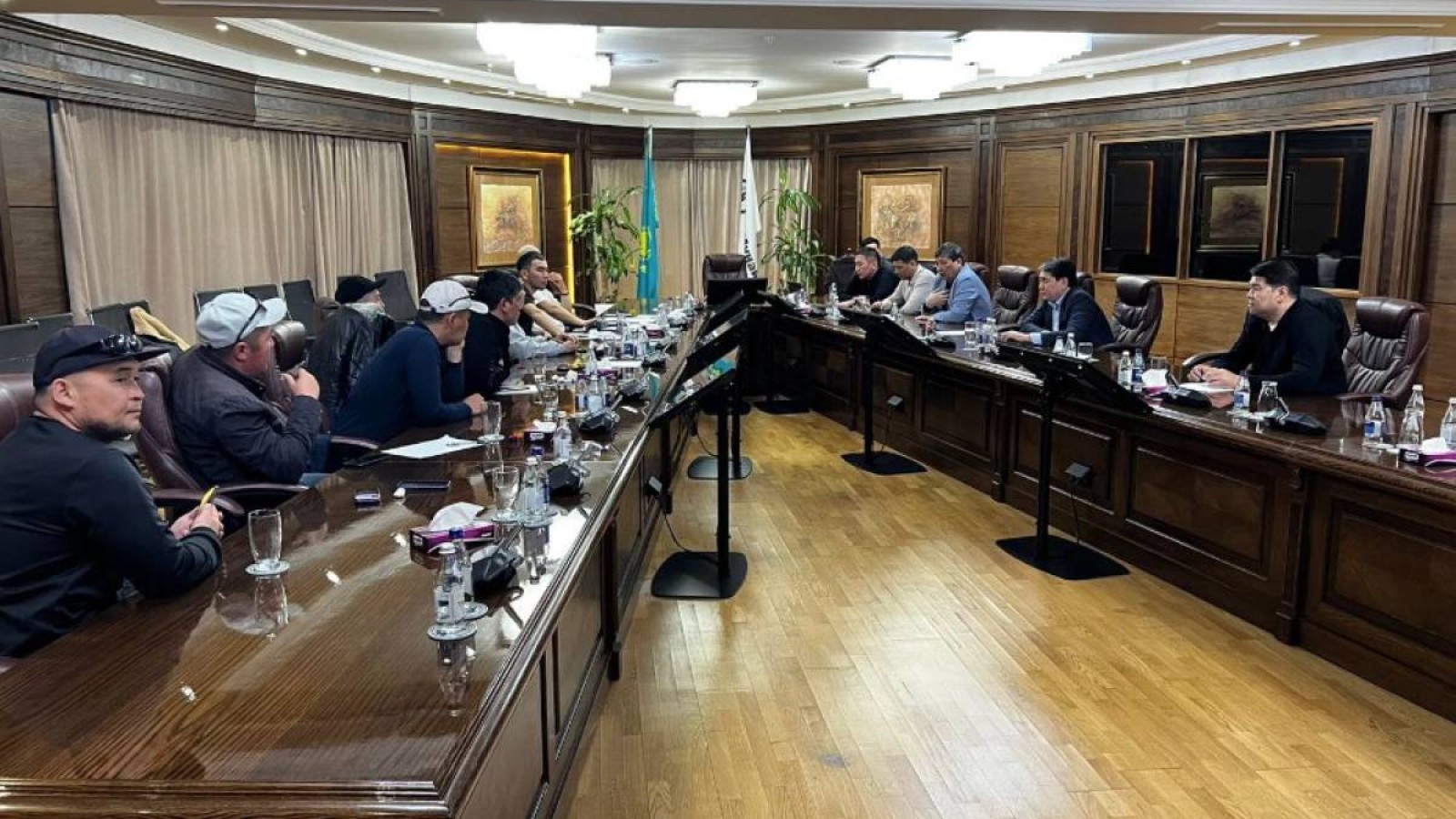 Ереуілге шыққан мұнайшылармен келіссөз жалғасады – ҚазМұнайГаз.