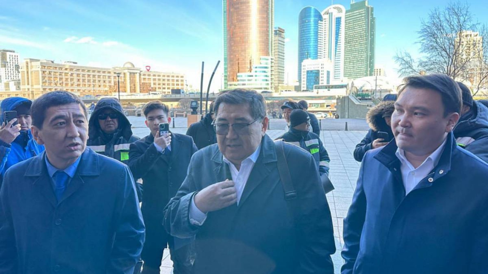 Мәжілісмендер Астанадағы ереуілге шыққан мұнайшылармен кездесуге мәжбүр болды.