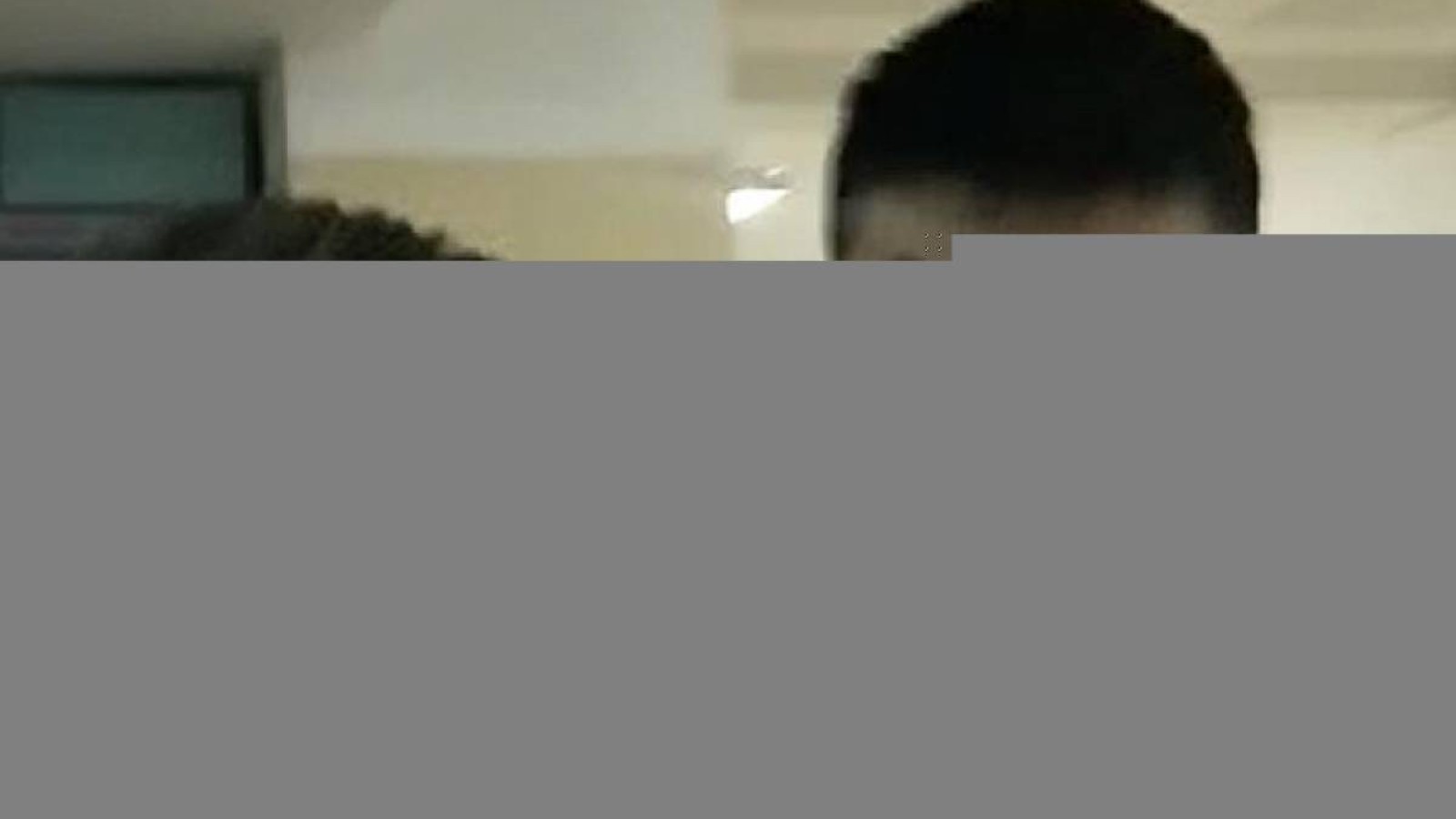 Сайлау учаскесіндегі байқаушыларға тап берген жігіт дене шынықтыру пәнінінің мұғалімі болып шықты.