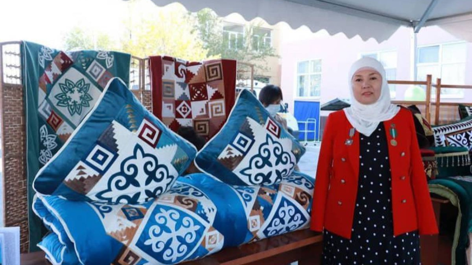 Аяғымен кесте тігетін Анар.