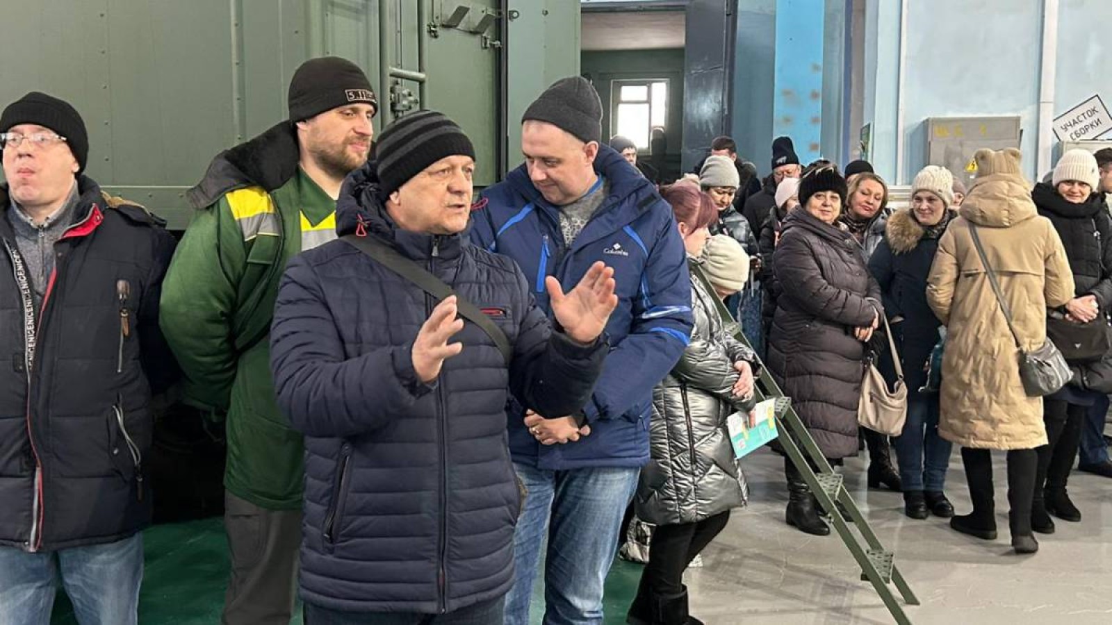 «AMANAT» партиясының өкілдері зауыт қызметкерлерінің сұрақтарына жауап берді.