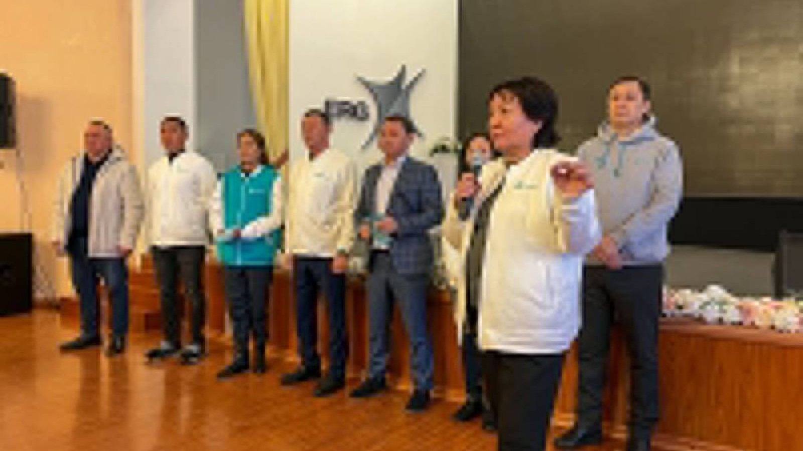 Кандидаттар жұмысшылармен және студенттермен кездесті.