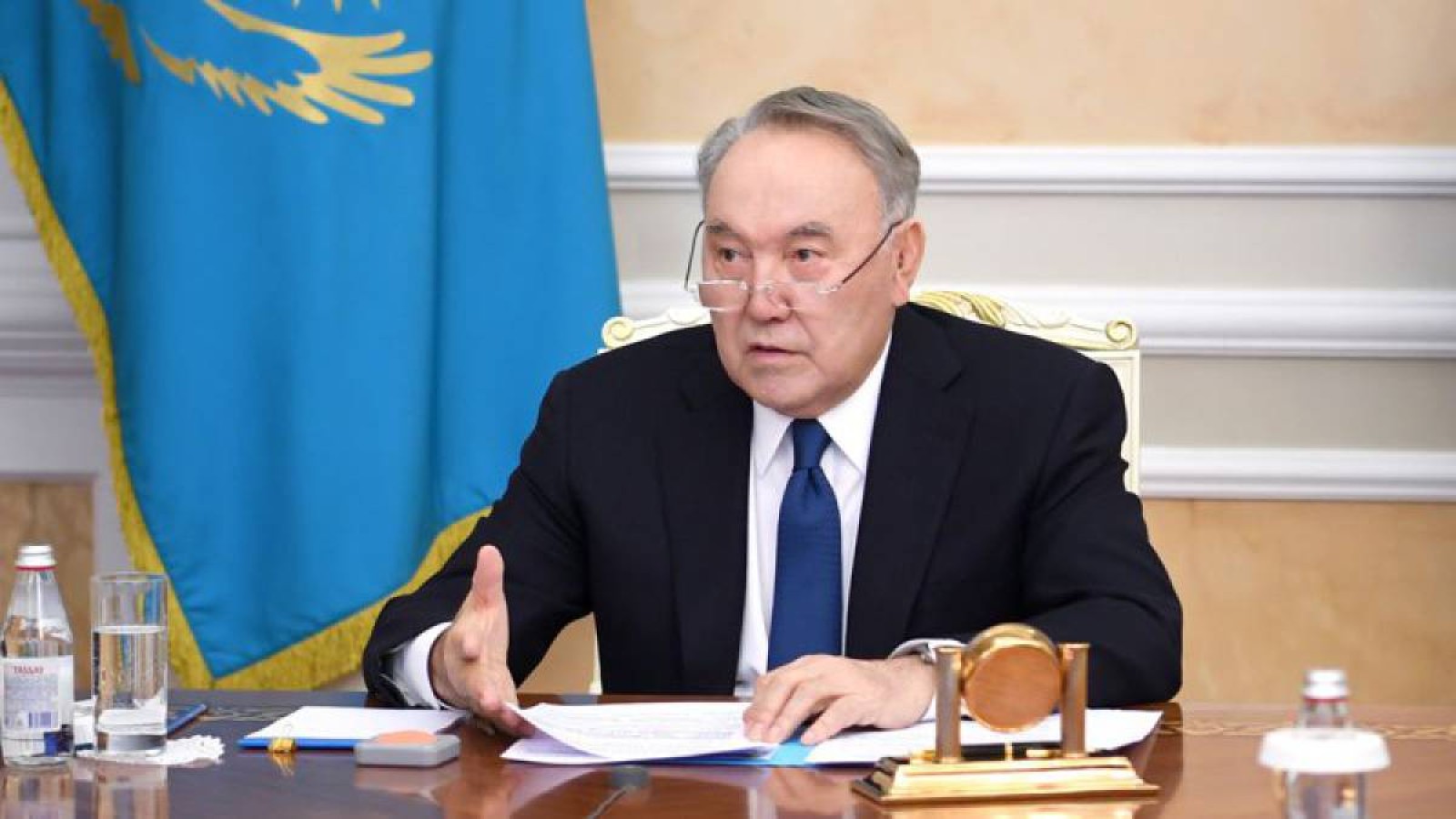 Елбасы туралы заңның конституциялық күшi жойылды.