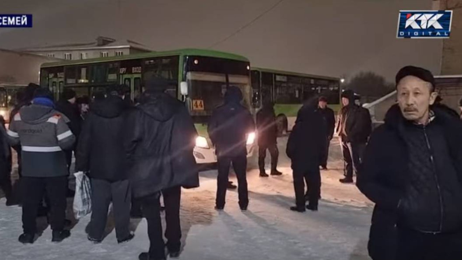 Семейде қоғамдық көлік жүргізушілері наразылыққа шықты.