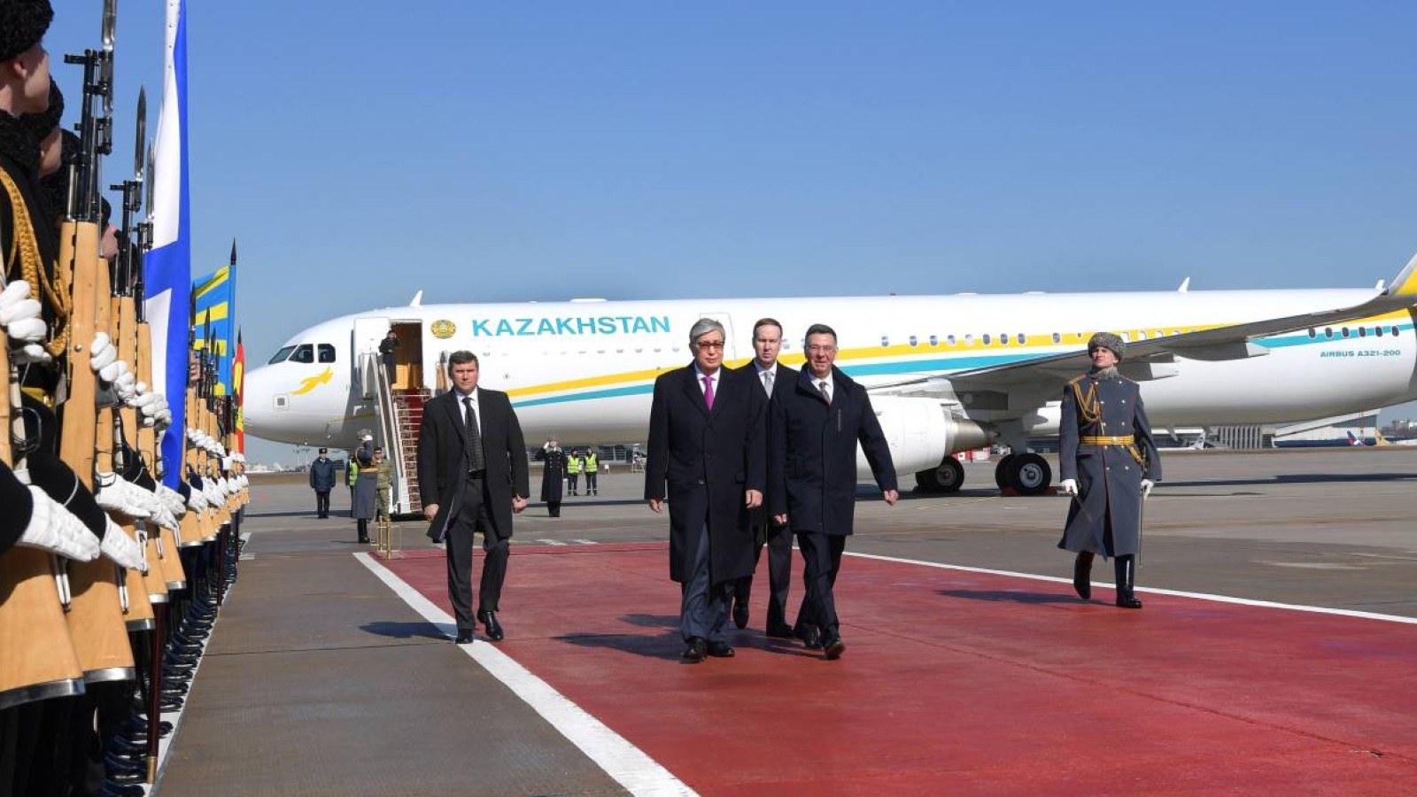 Ресейдің президент Тоқаевты күтіп алуы: Ресей Қазақстанды қорлап отыр ма?.