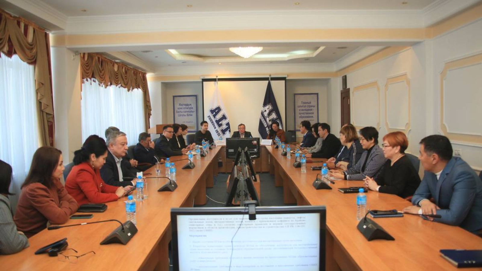 Алматыда мүмкіндігі шектеулі студенттер үшін жоғары білімнің қолжетімді болу мәселелері талқыланды.
