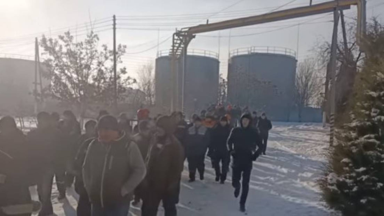 Таразда «Қамқор локомотив» мекемесінің 500-ден астам жұмысшысы наразылыққа шықты.