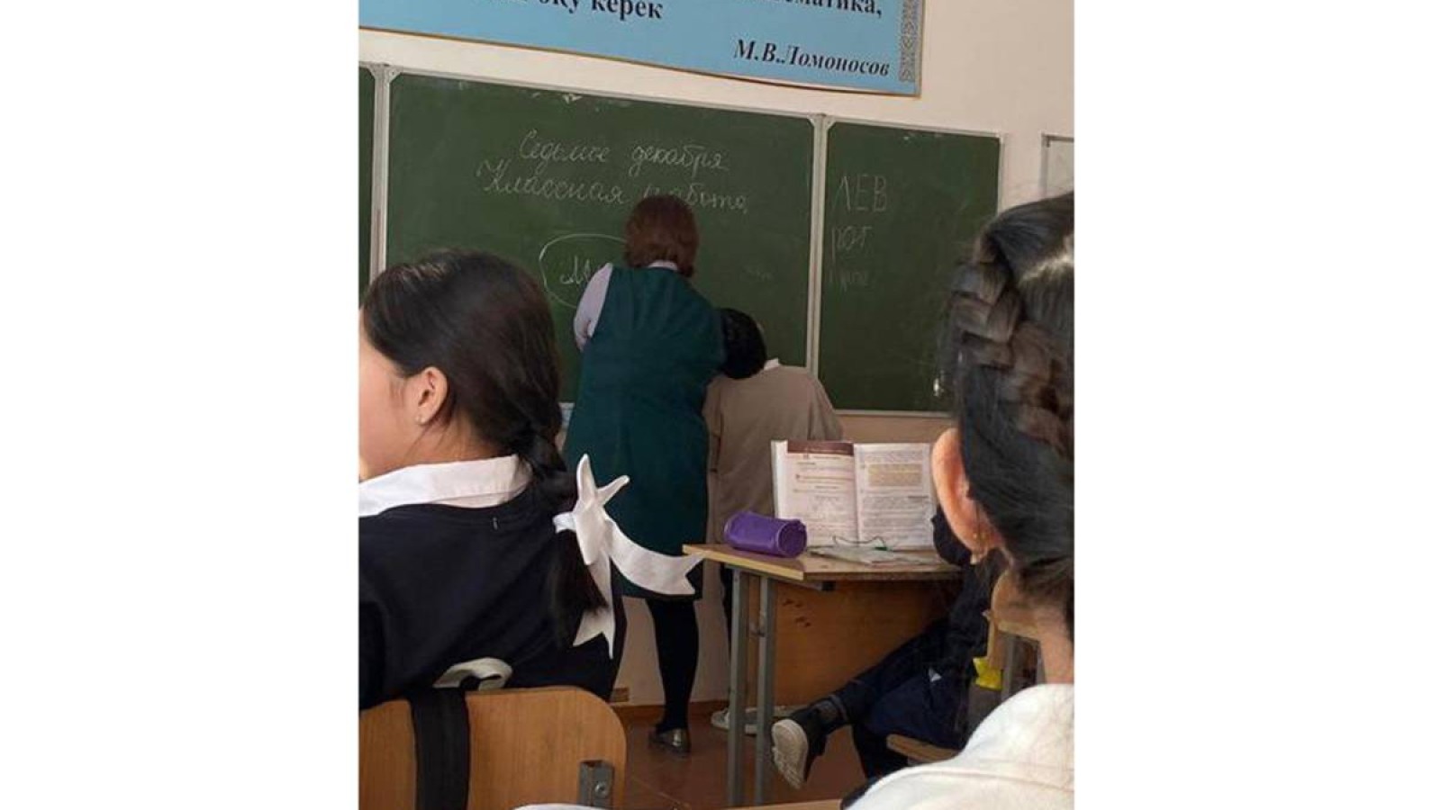 «Жылағым келді»: Ақтөбеде облысында мұғалім ер баланың шашынан тартып, бантик тақты.