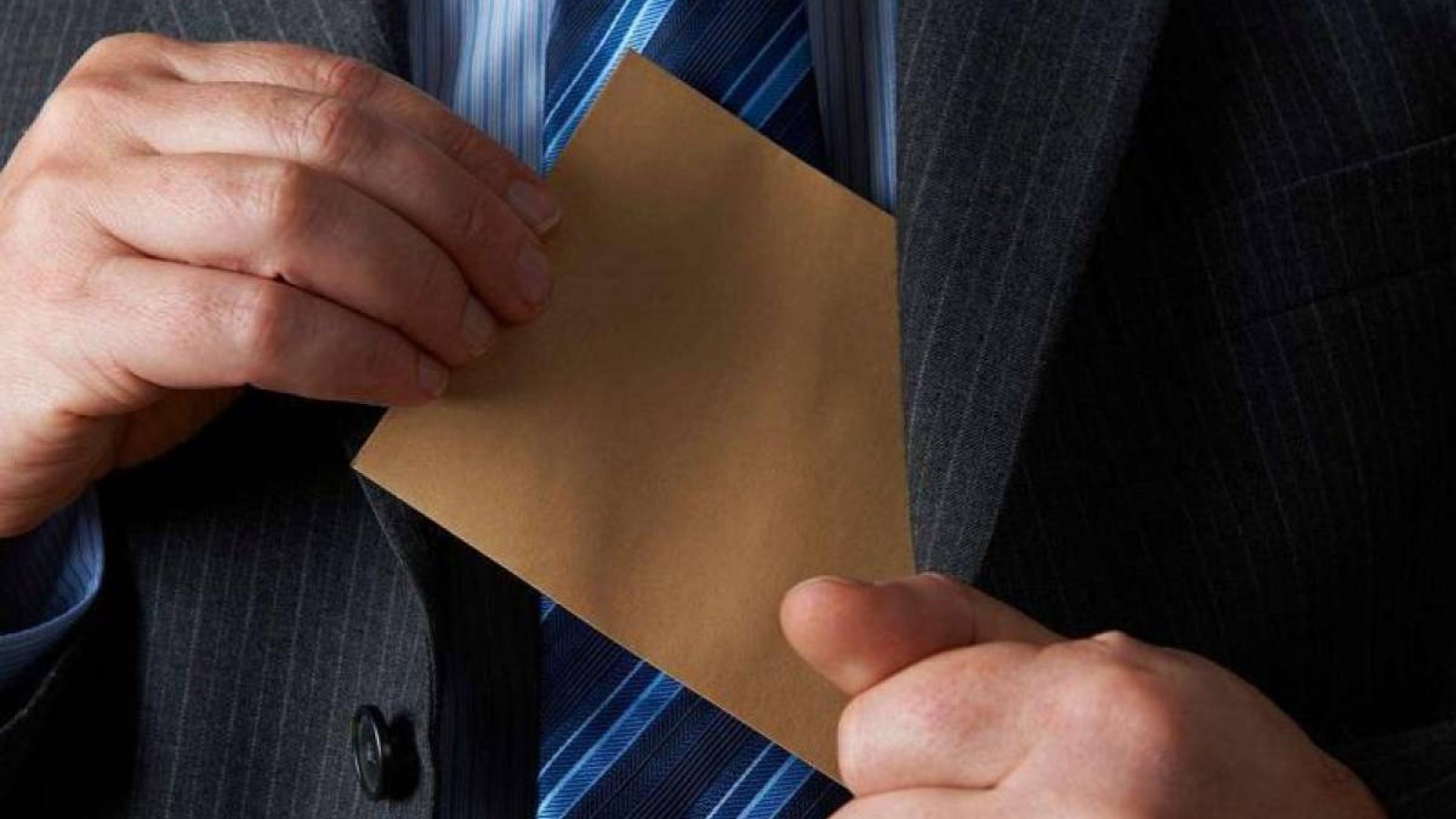 Боранбаевтың туысы ҚМА қызметкерлеріне пара ұсынған.