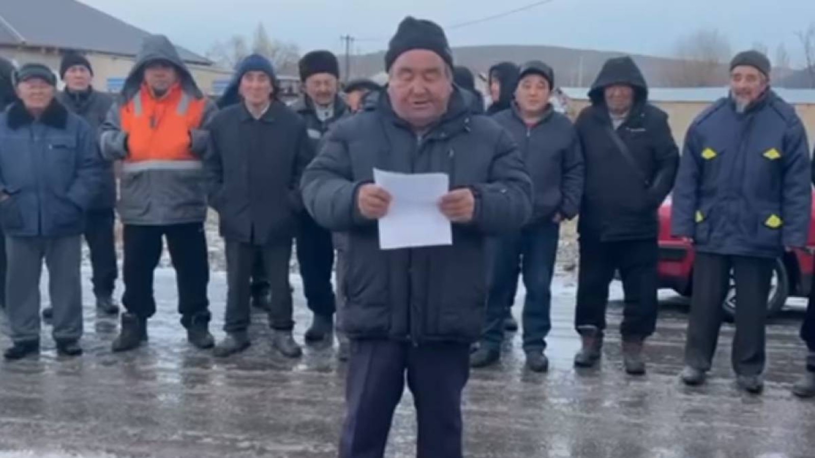 Екі жұмысшының қазасына электрикті кінәлі етіп шығарған фабрика жұмысшылары бас көтерді.