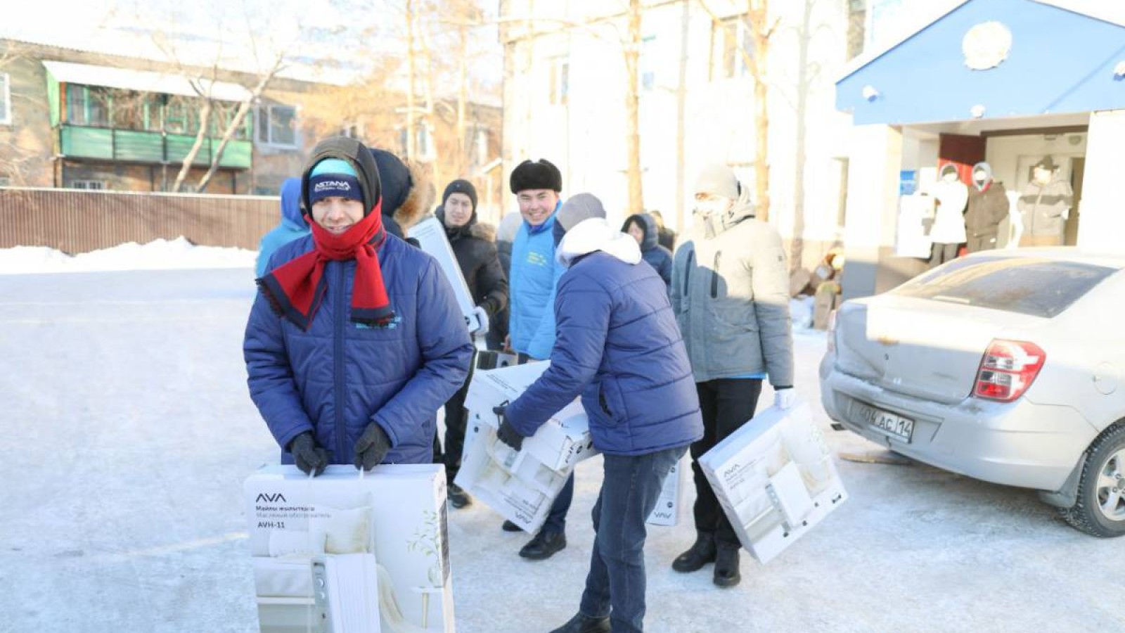 «Жастар Рухы» жастар қанатының волонтерлері зардап шеккен екібастұздықтарға көмектесуде.