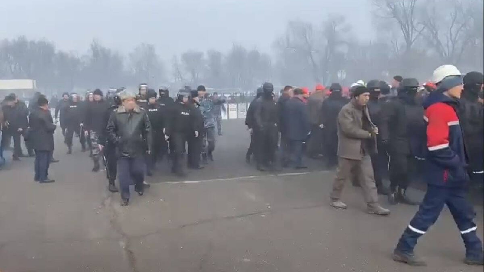 Таразда «Қазфосфат» қызметкерлері наразылыққа шықты.