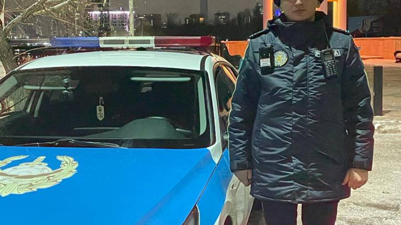 Астана полицейлері ер адамды мұзды судан құтқарды.