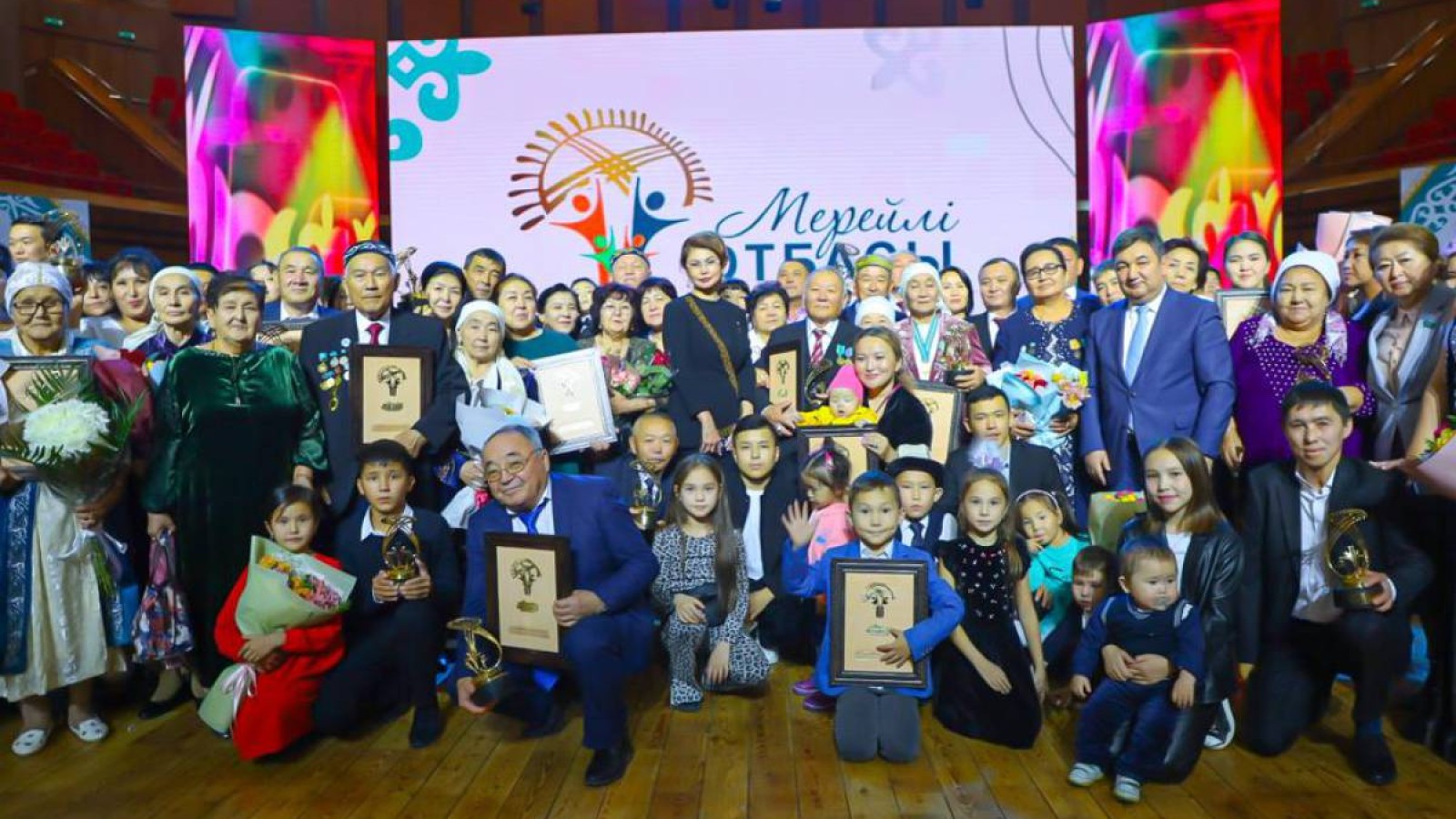 Республика күні қарсаңында «Мерейлі отбасы» Ұлттық конкурсының лауреаттары марапатталды.