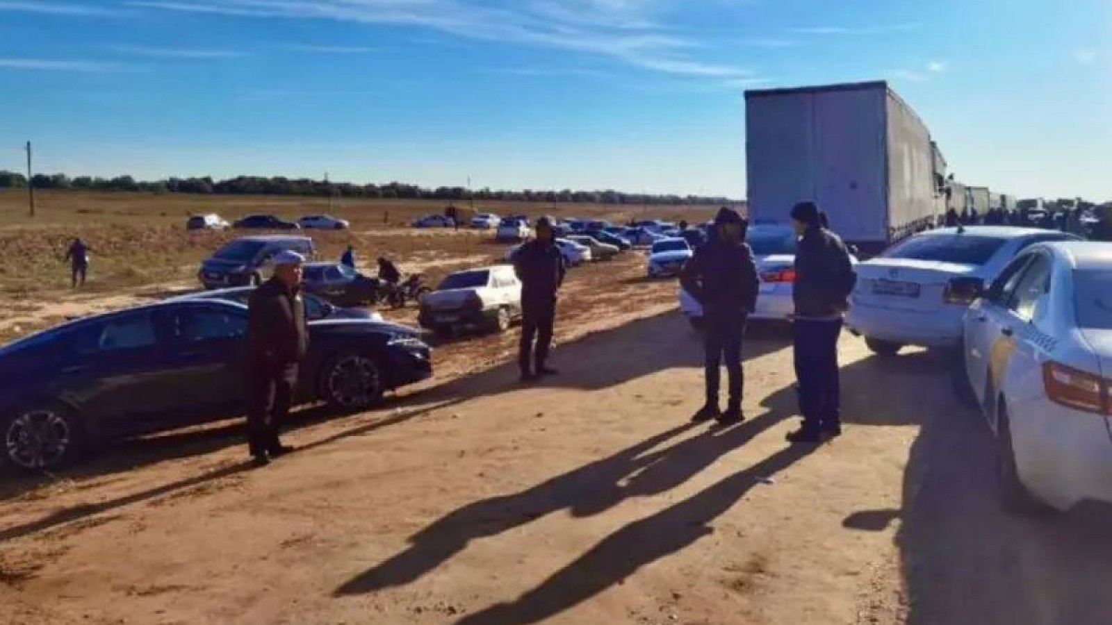 Шекарадағы ресейліктердің көліктері тоналып жатыр.