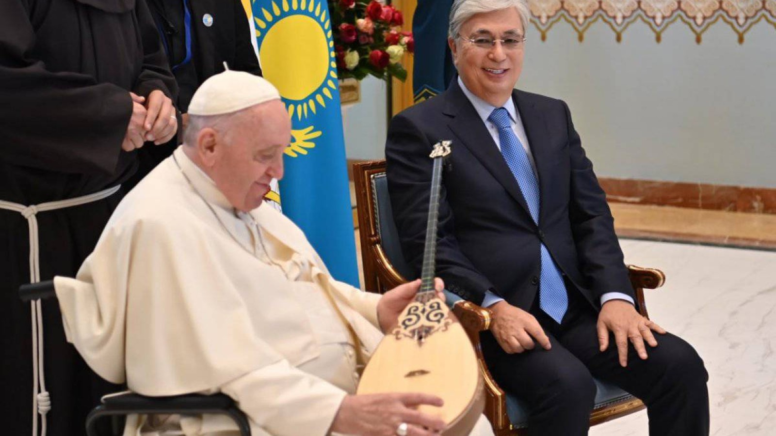 Тоқаев Рим Папасына домбыра сыйлады.