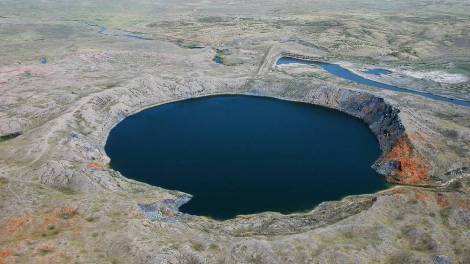 Жарылыстан пайда болған Атом көлі.