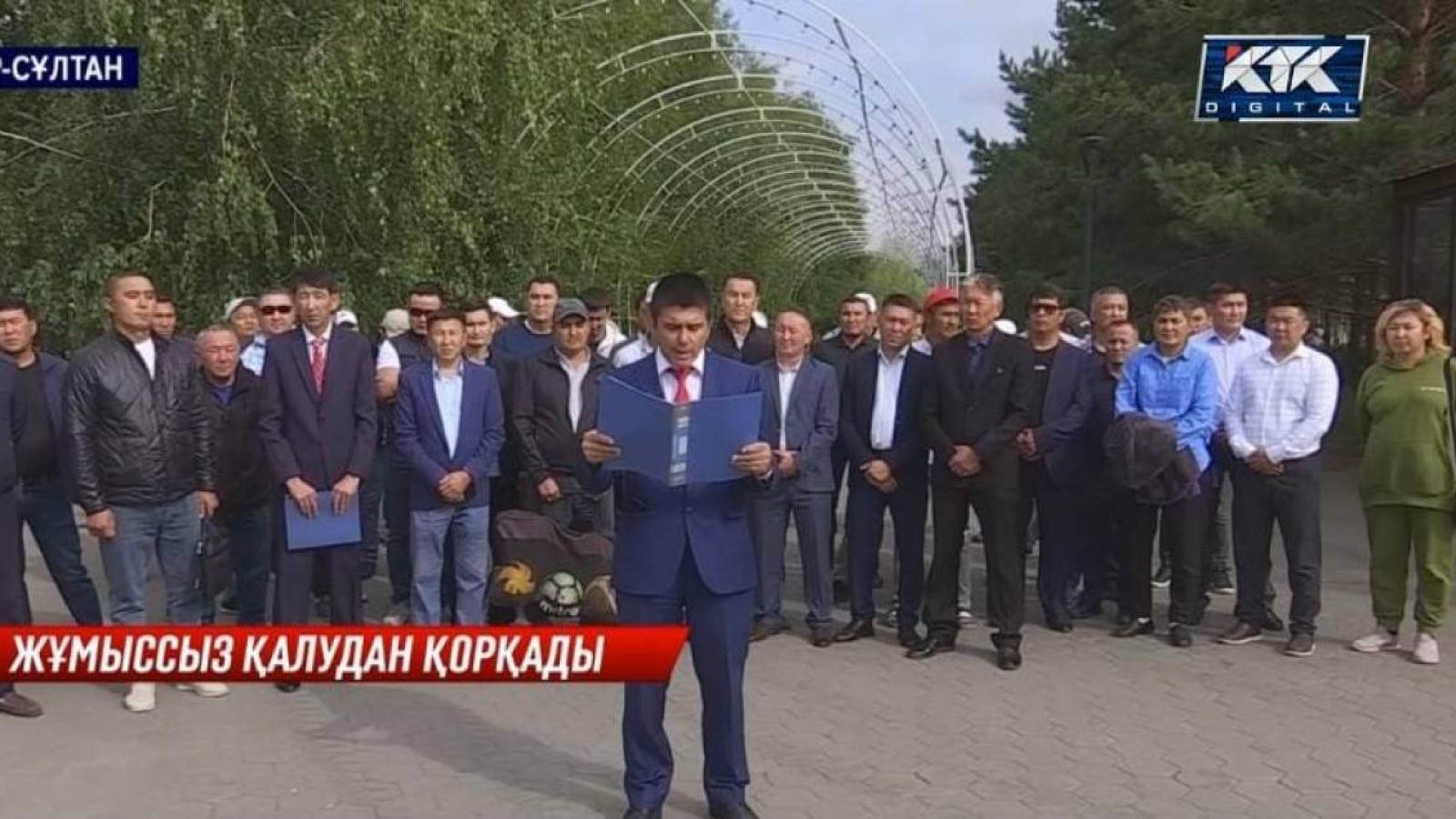 Бір топ мұғалім митингке шықты.