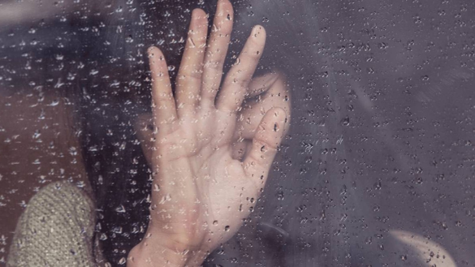 Павлодарда үш жігіт жабылып зорлаған жасөспірім қыз 10-қабаттан секіріп кетті.