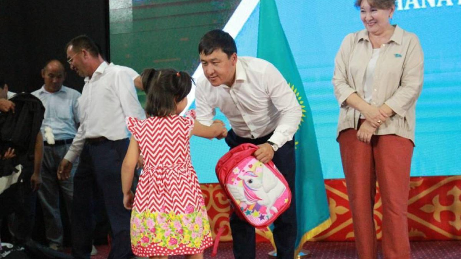 30 мыңнан астам бала «AMANAT» партиясынан оқу құралдарын алды.