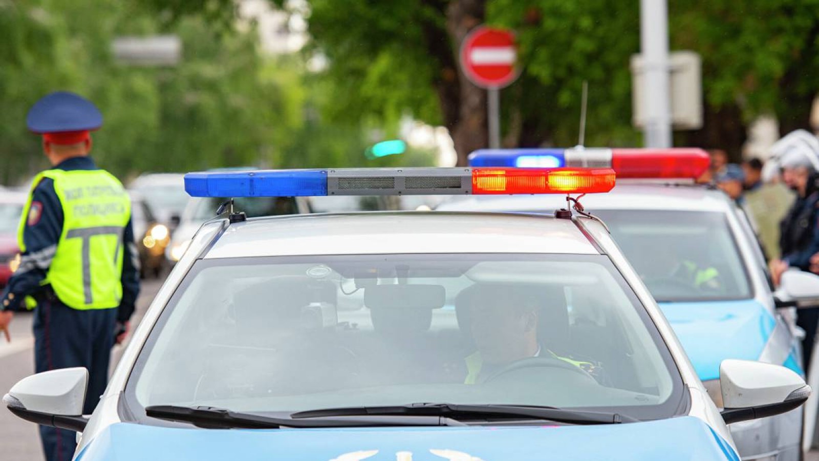 Алматыда сот ғимараты қоршауға алынып, судьялар шығарылды.