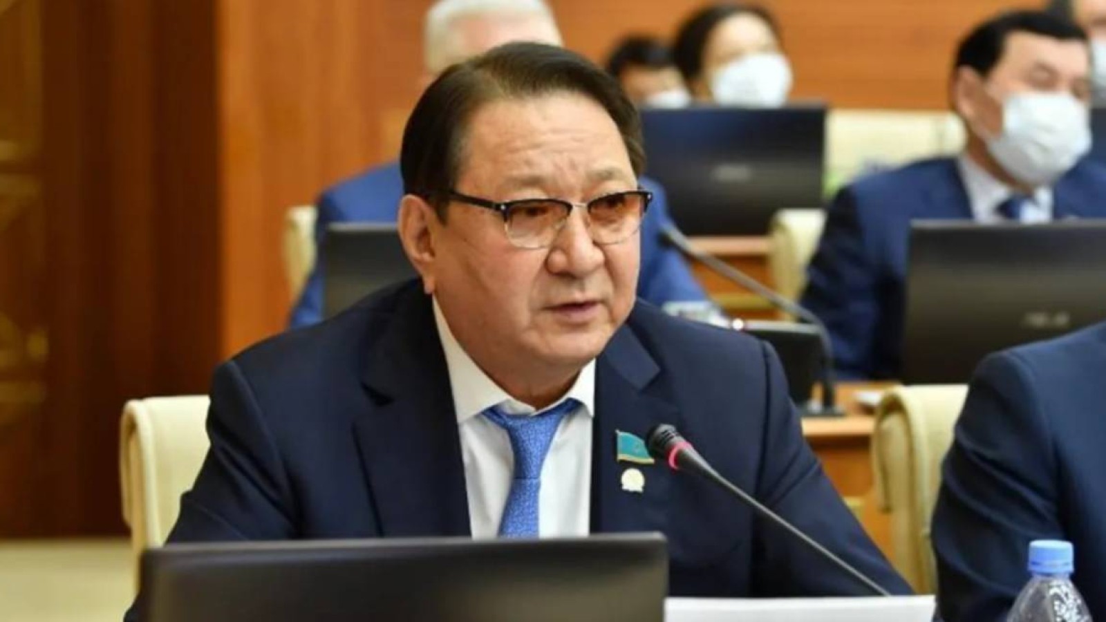 Депутат үкіметке 100 миллиард теңгені халыққа үлестіруге кеңес берді.