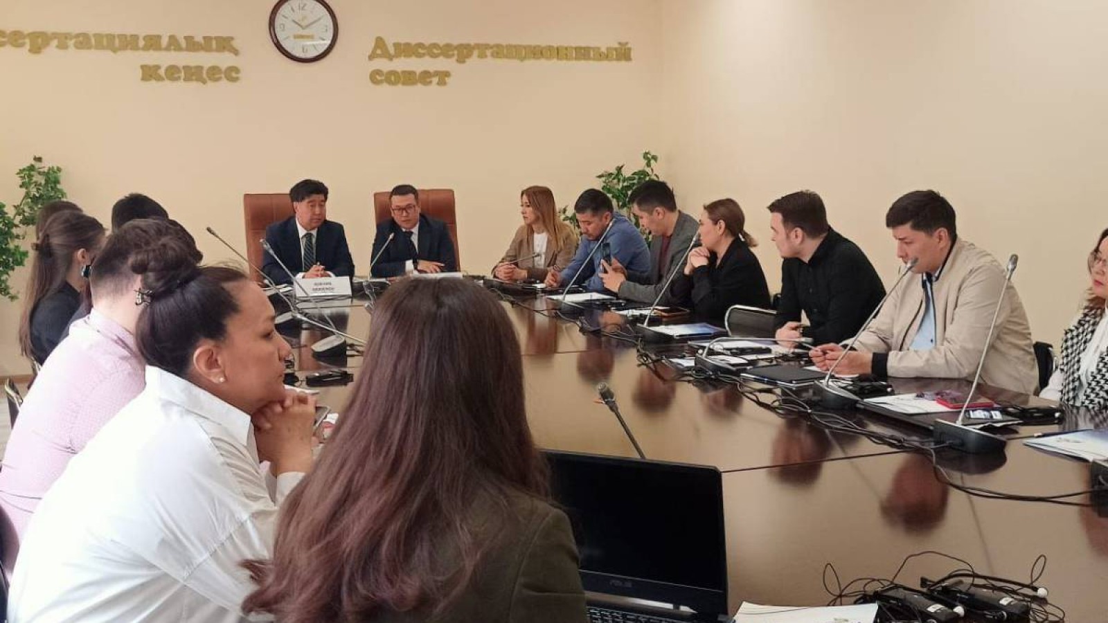 Баспасөз хатшылары әлеуметтік желілерде жұртшылықпен қарым-қатынас жасауды оқып-үйренуде.