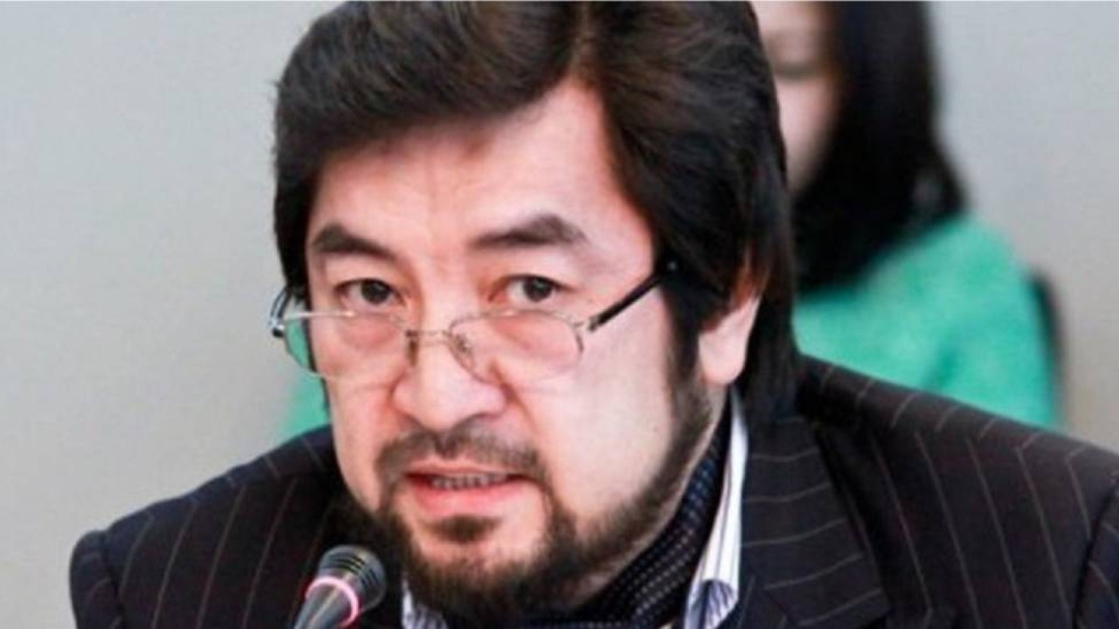 Журналист Бекболат Тілеуханның өзіне қол көтергенін хабарлады.