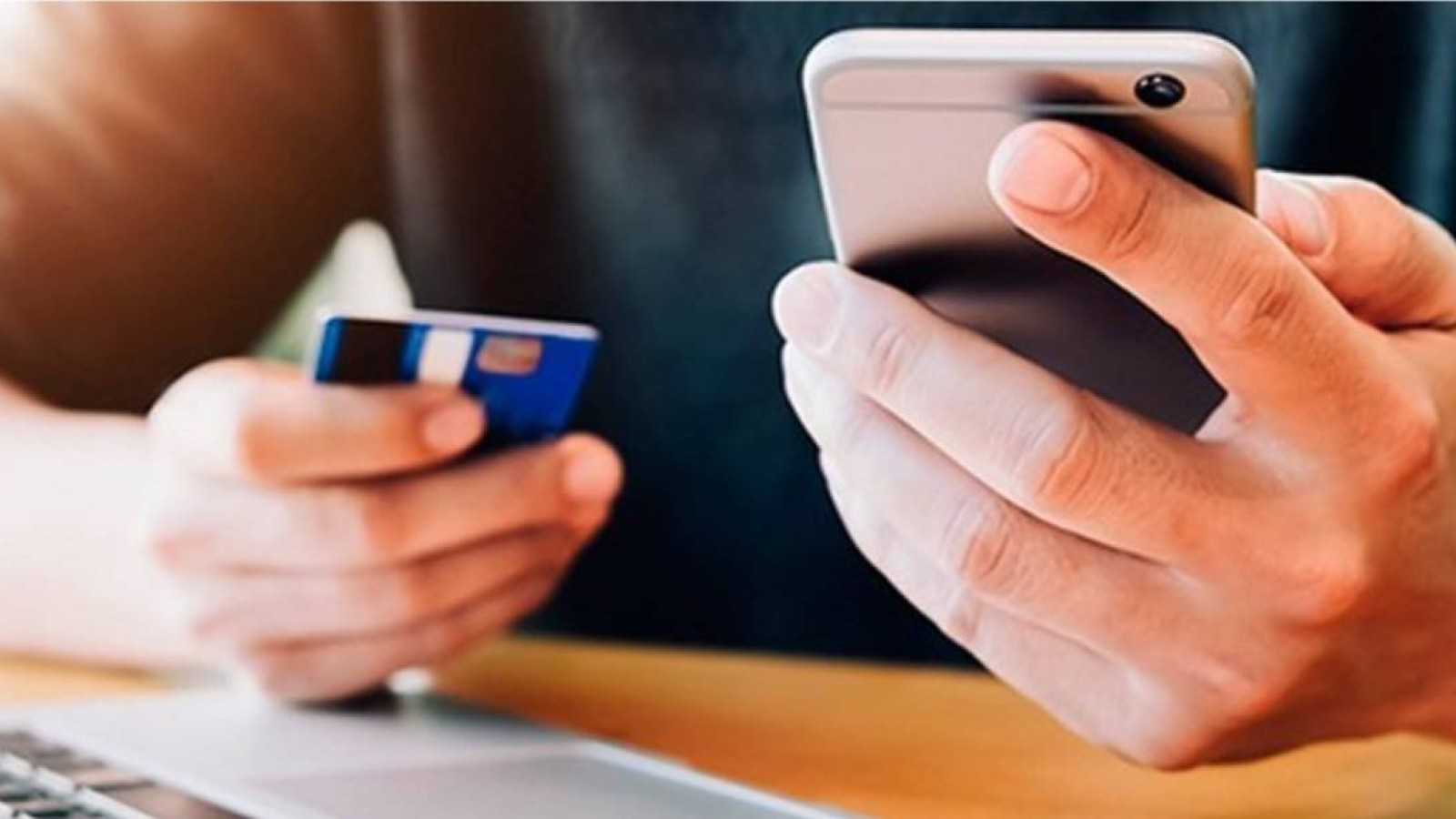 Қазақстандық депутат алаяқтарға кедергі жасамайтын банк қызметкерлеріне күмән келтірді.