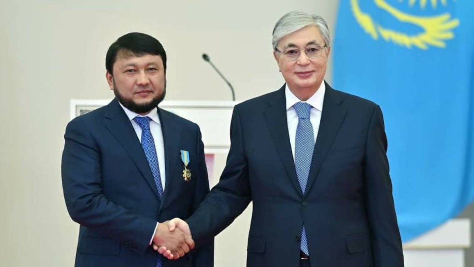 Тоқаев Тазабекке ризашылығын айтып, орден берді.